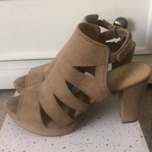 Block heel tan heels!! So cute!!